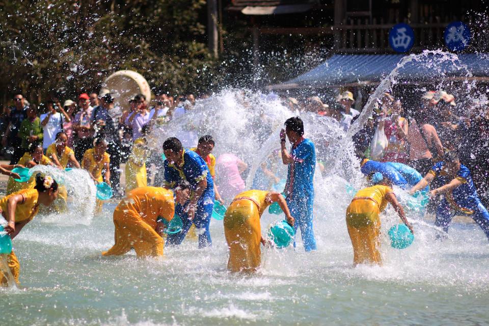 Pour water to send blessing Lao students.泼水送祝福 老挝