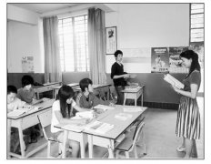 老挝学生喜学汉语 比其他同学有更多的就业机会